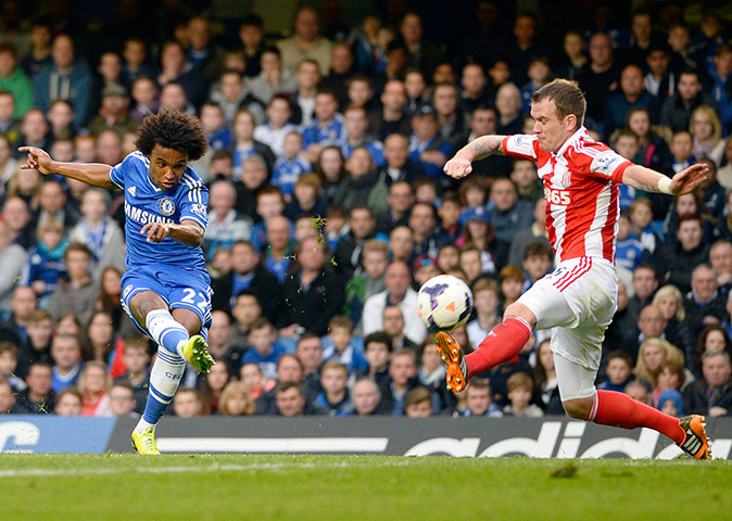 Saturday Roundup: Chelsea's Willian takes a shot