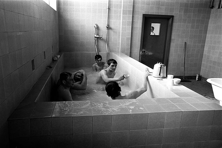 Memory Lane: communal football baths from days gone by ... - 717 x 480 jpeg 77kB