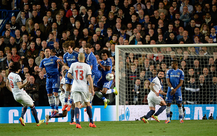 Chelsea v PSG: Cavani free-kick