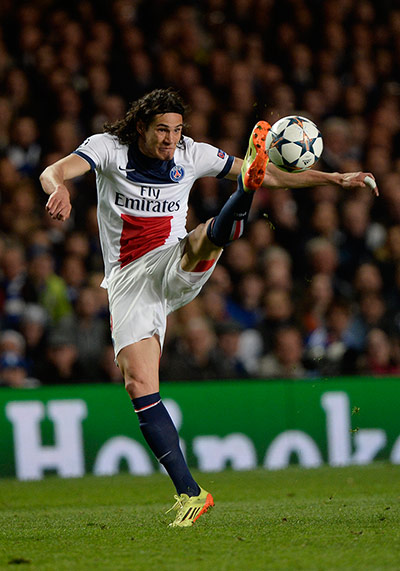 Chelsea v PSG: Cavani attempts to bring the ball under control