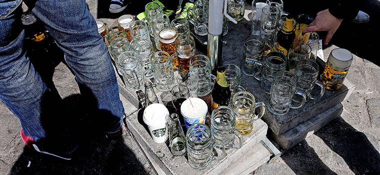 Bayern v United: Empty beer glasses