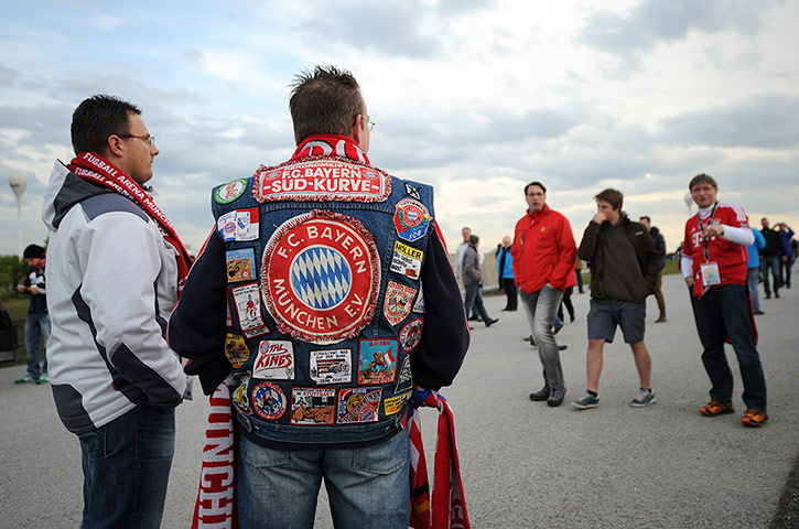 Bayern v United: Bayern fans gather outside the Allianz Arena