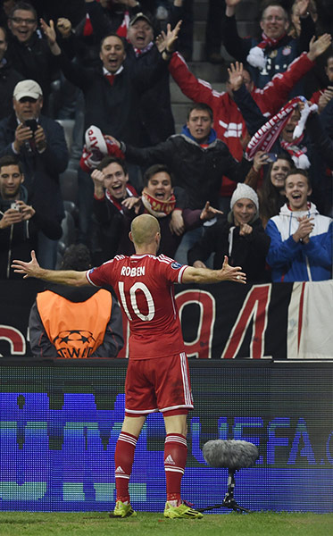 Bayern v United: Arjen Robben milks the applause
