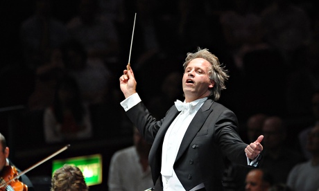 Markus Stenz conductiung Gürzenich Orchestra Köln in 2008