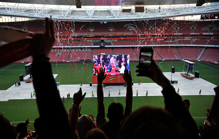 fa cup final : Arsenal  fans