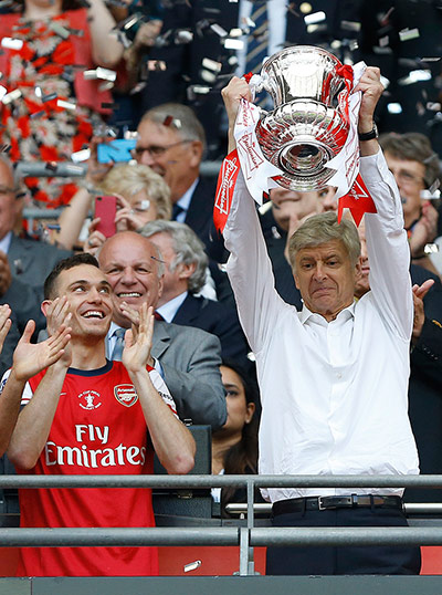 fa cup final : Wenger gets his hands on the trophy and lifts it high