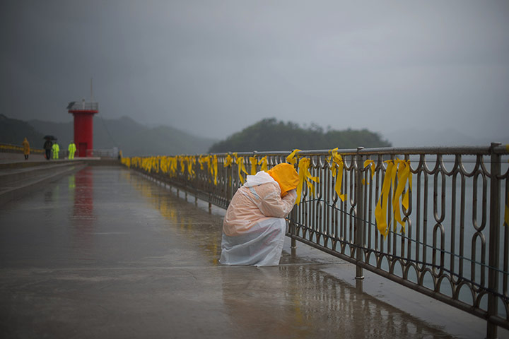 20 Photos: A relative weeps before yellow ribbons at Jindo harbour