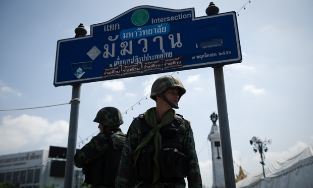 Ταϊλάνδης στρατιώτες ελέγχουν μια περιοχή όπου οι αντικυβερνητικών διαδηλωτών κάμπινγκ κοντά στο σπίτι κυβέρνησης στην Μπανγκόκ.