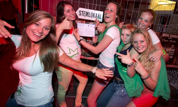 Οι φοιτητές παίρνουν εκεί νωρίς - ψηφοφορία λίγο μετά τα μεσάνυχτα για τις ευρωεκλογές, καθώς η ολλανδική πάνε στα εκλογικά τμήματα για να ψηφίσουν για το Ευρωπαϊκό Κοινοβούλιο.