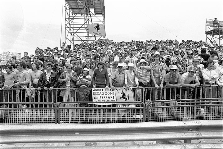 Memory Lane: The enthusiastic crowd at the start line show their preferences