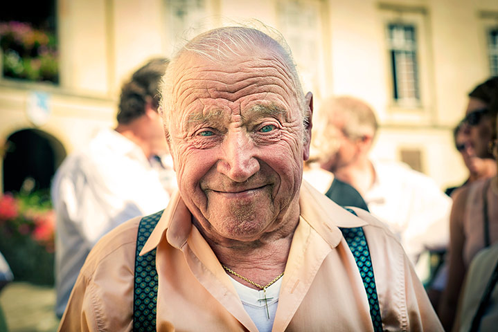 Your pictures of happy: Rosa Van der Gaag: A sunny summer weekend afternoon wedding in the Auvergne