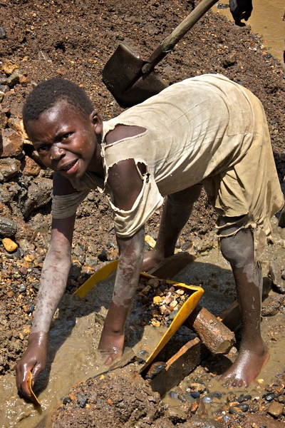 child gold miner in south kivu