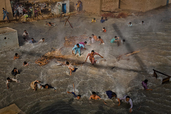20 photos: Flood victims scramble for food in Dadu, Pakistan