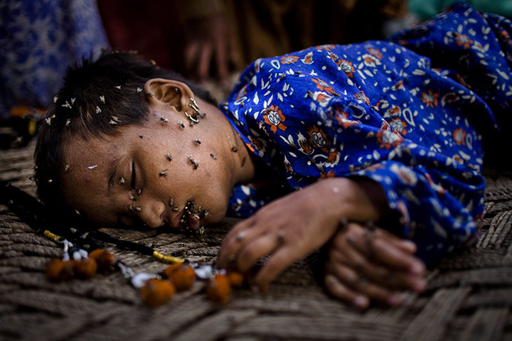 20 photos: A girl, displaced by floods, sleeps on a makeshift bed in Pakistan