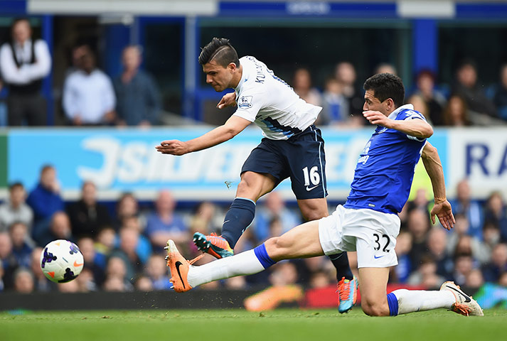 everton v city: Sergio Aguero scores