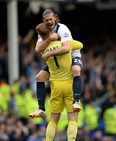 everton v city: Martin Demichelis and goalkeeper Joe Hart celebrate