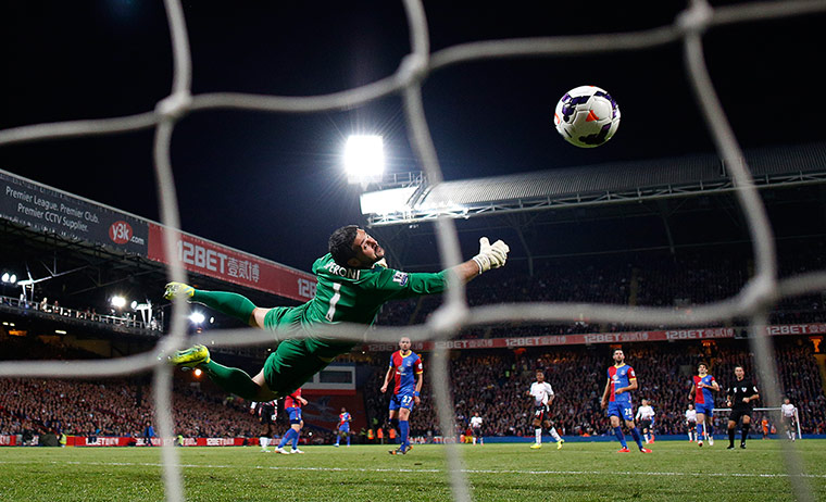 palace v liverpool: Julian Speroni dives