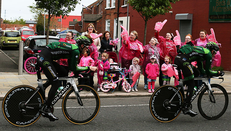 giro: Locals on Newtownards Road cheer on members of Team Europcar 