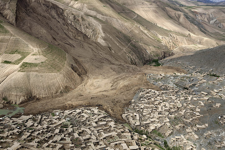 20 Photos: An aerial perspective shows the full extent of the landslide in Afghanistan