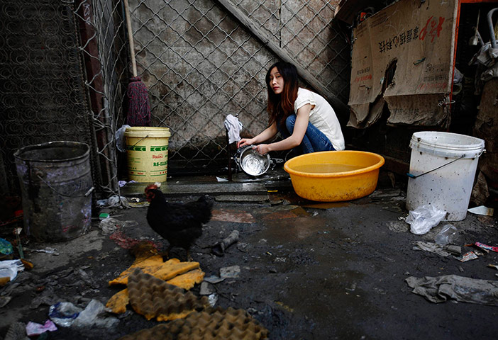 e-waste from the agencies: A woman washes dishes 