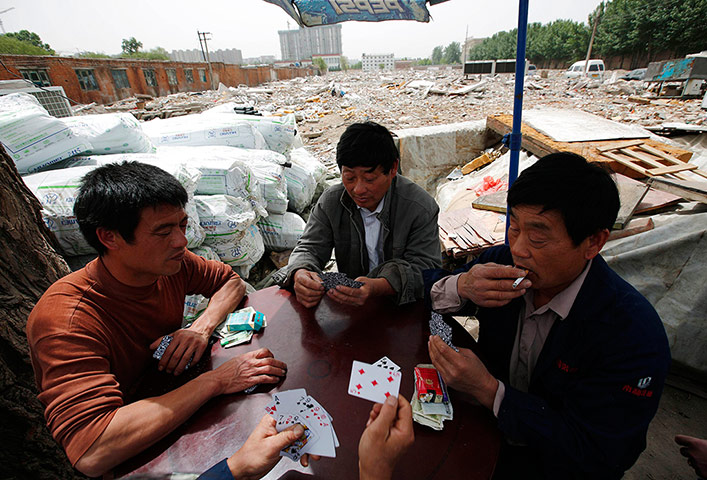 e-waste from the agencies: Recycling workers play poker 