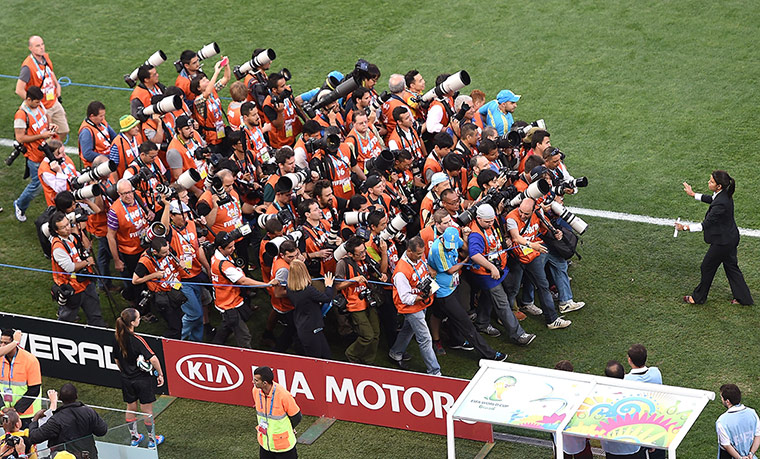 sport.: Photographers are moved towards the teams