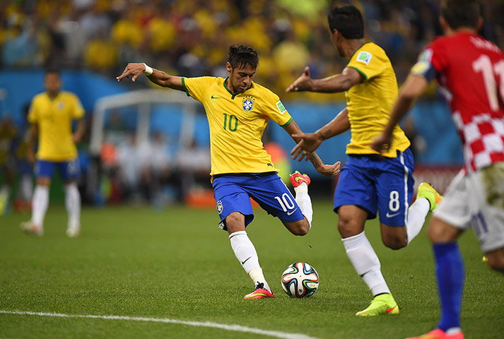 sport--: Brazil's forward Neymar (L) shoots to sc