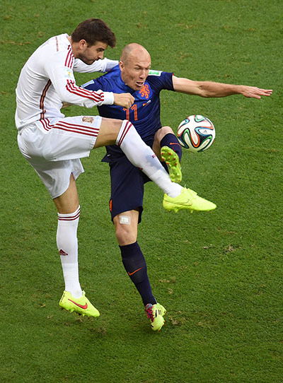 sport-: Spain's defender Gerard Pique, left, vies with the Netherlands forward Arjen Robben