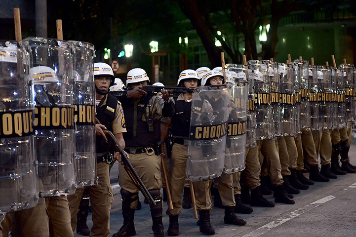 20 Photos: TOPSHOTS  Riot police stand opposite dem