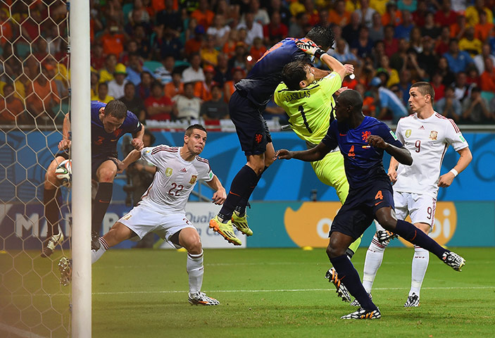 sport..: Spain v Netherlands: Group B - 2014 FIFA World Cup Brazil