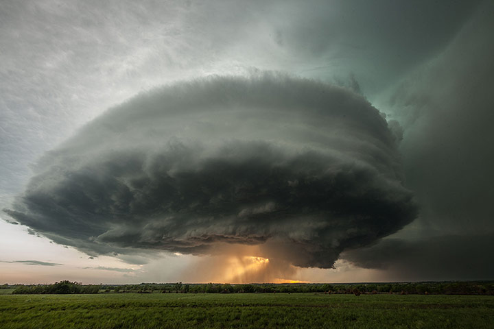 20 Photos: Stunning Supercell Thunderstorm Photographed in Kansas