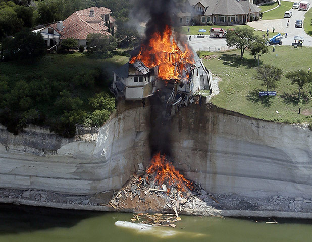 20 Photos: A house deliberately set on fire, the ground beneath it collapsed in Texas