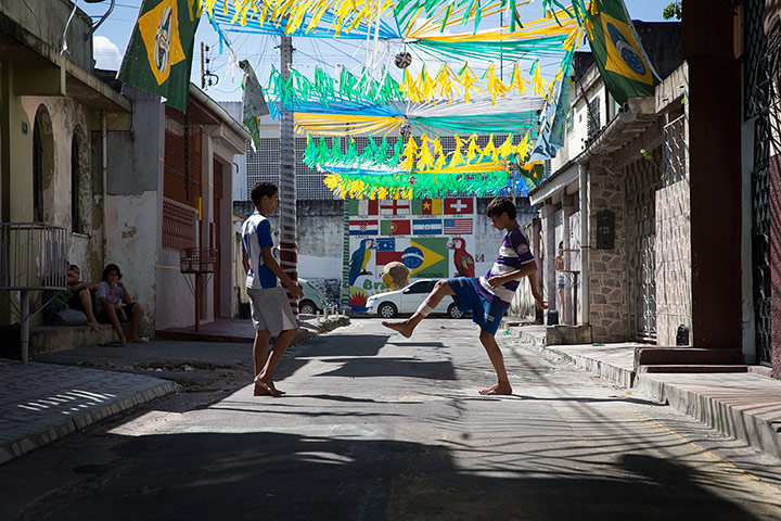 Manaus: kids playing in the street