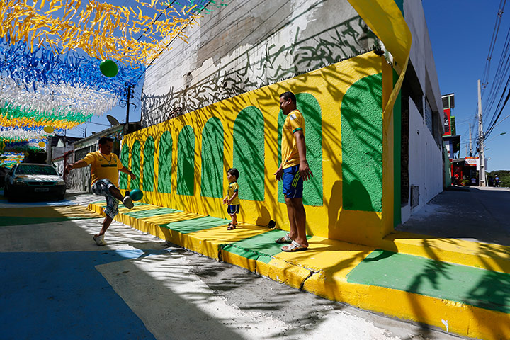 Manaus: Three generations play football in the street