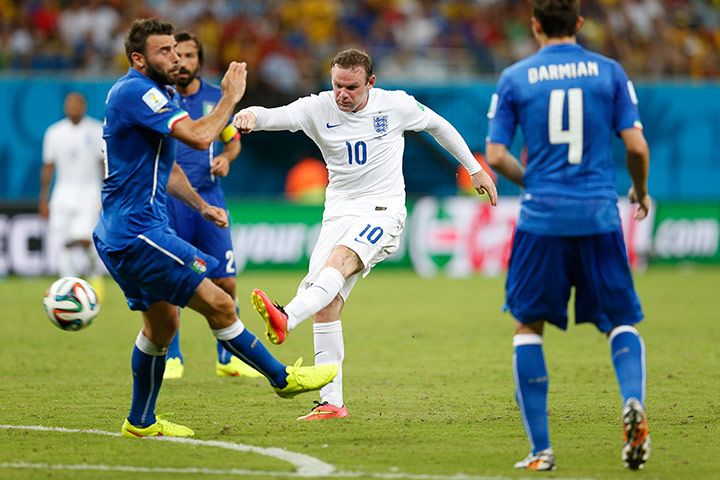 England versus Italy: Rooney shoots