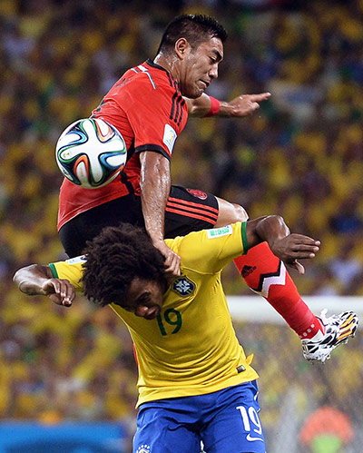 Brazil game: A rather unorthodox challence by Marco Fabian on Willian 