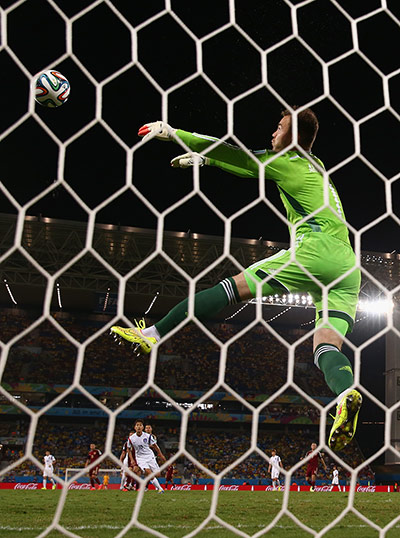 Akinfeevs howlers: Igor Akinfeev sves