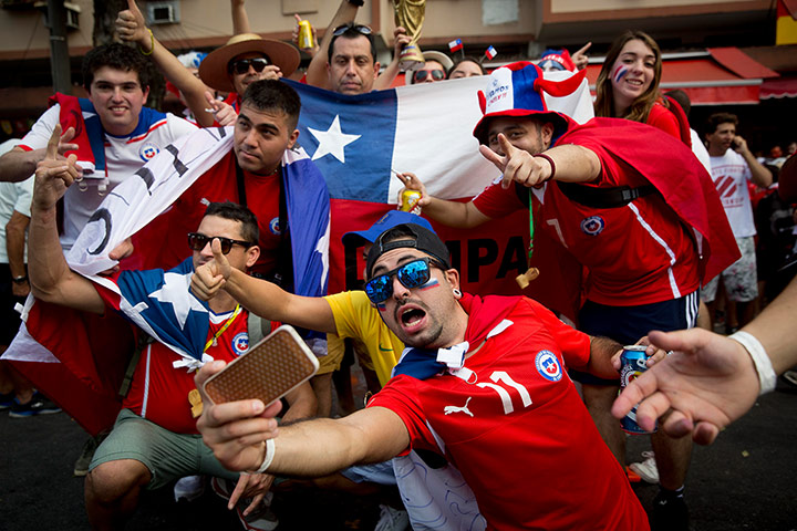 spain v chile : Chile fans 