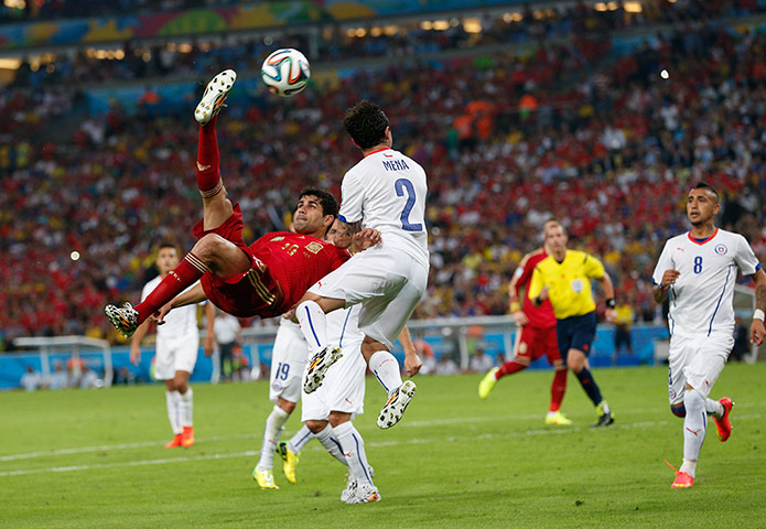 spain v chile : Costa overhead kick