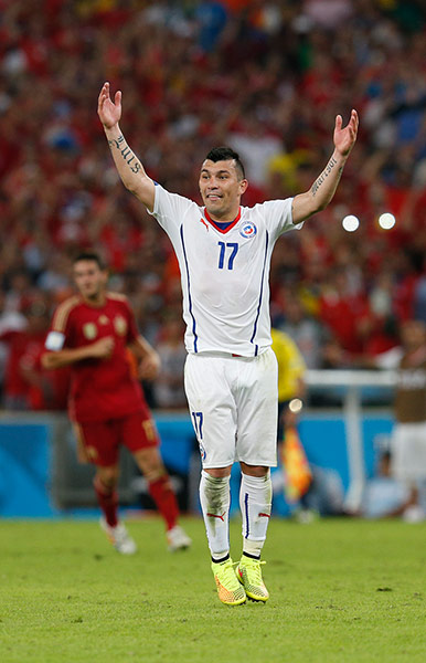 spain v chile : Gary Medel celebrate 