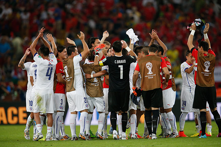 spain v chile : Chile players celebrate
