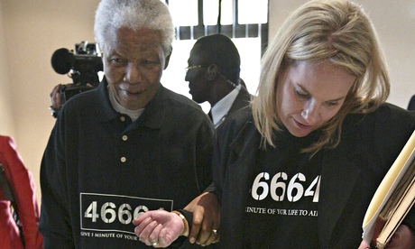 Nelson Mandela and Zelda la Grange looking at some of his persoanl diaries in 2004