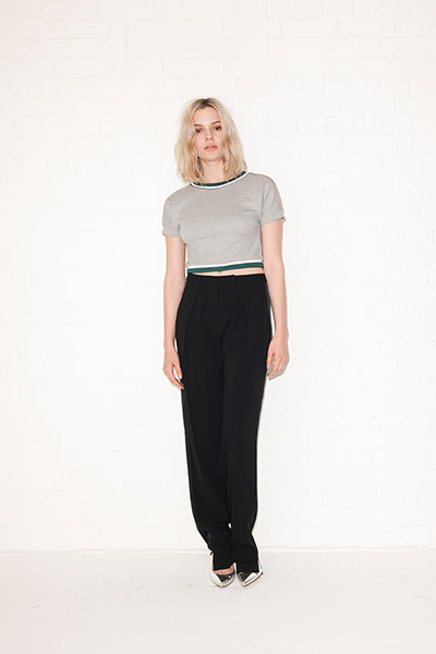 All Ages sporty: croppe t-shirt tuxedo trousers pointed metallic shoes