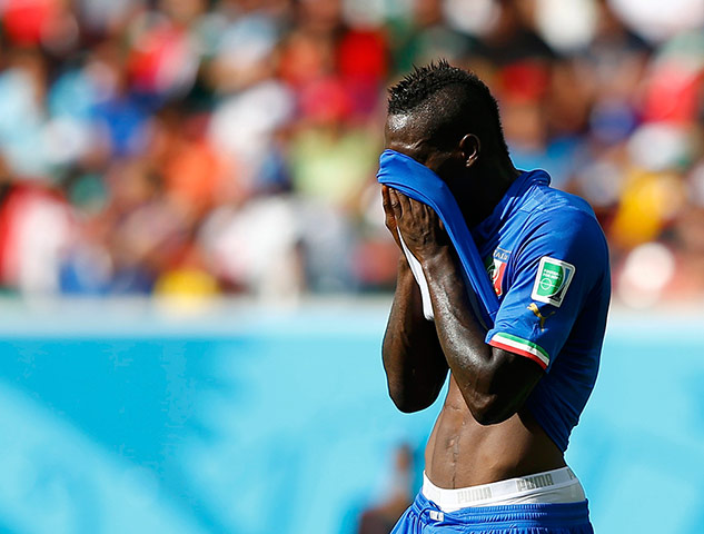 Italy v Costa Rica: Italy's Balotelli wipes off sweat against Costa Rica