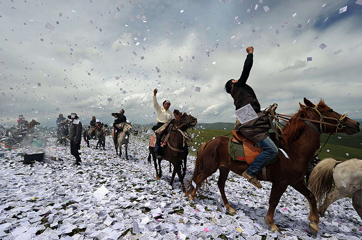 20 Photos: Tibetans throwing 'longda', pieces of prayer paper in China