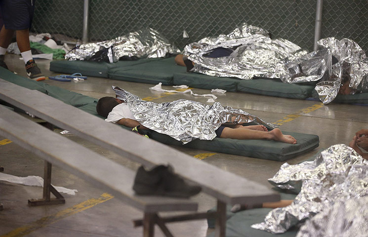 20 Photos: Young boys sleep in a holding cell in Nogales