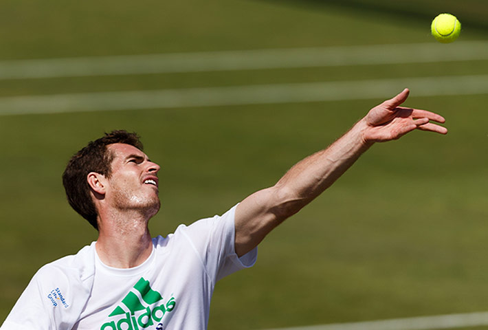 Andy Murray practices