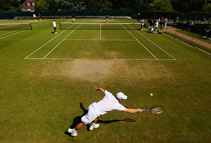 Andy Murray practices