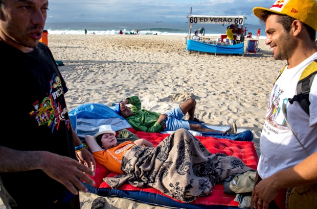 Ποιος χρειάζεται ένα ξενοδοχείο;  Στρατόπεδο του Παγκοσμίου Κυπέλλου οπαδούς στο Ρίο ντε Janeiros διάσημη παραλία Copacabana αποφεύγοντας τα ύψη τις τιμές των ξενοδοχείων.