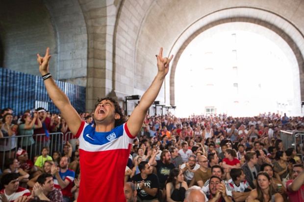 World Cup fever is spreading across the US, including under the Manhattan Bridge in New york, as the american team qualify for the next round. 